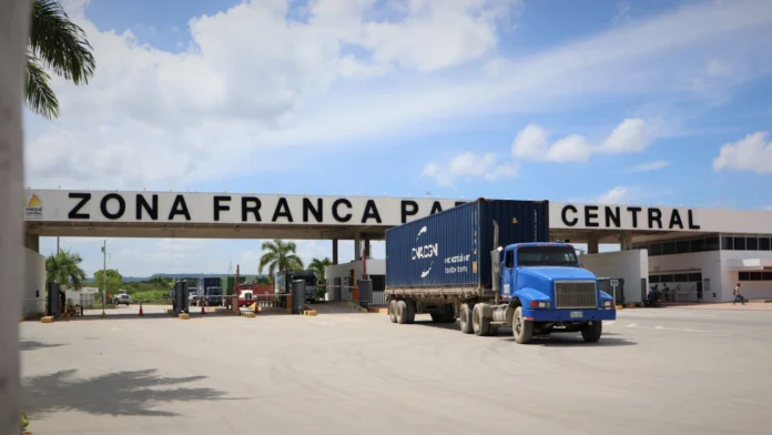 En febrero de 2024, las exportaciones desde zonas francas colombianas sufrieron un descenso del 7,9%, mientras las importaciones aumentaron un 5,8%. Esta dinámica refleja la complejidad del comercio internacional en la economía colombiana.