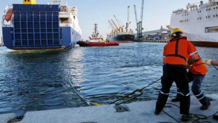 Condiciones laborales de trabajadores portuarios abren puerta a modificación de la Ley del sector