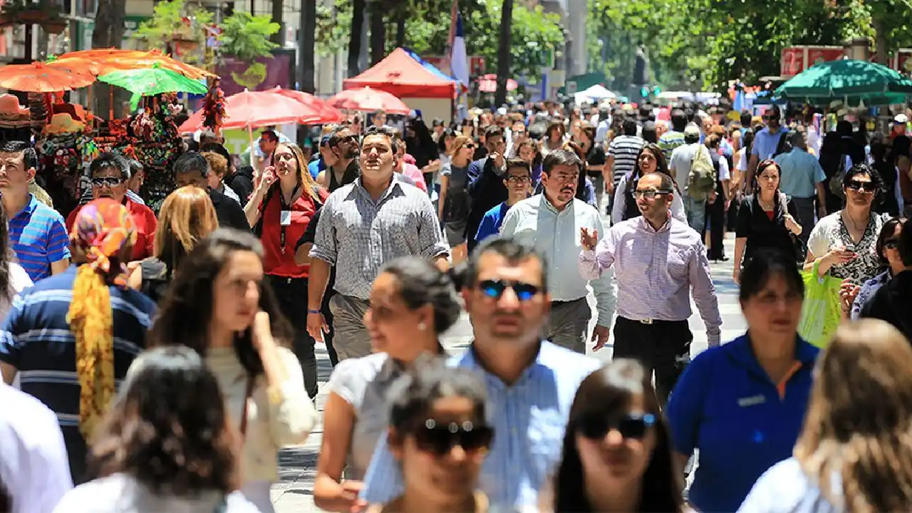 Informe pronostica reducción de la clase de consumidores en varios países para 2030