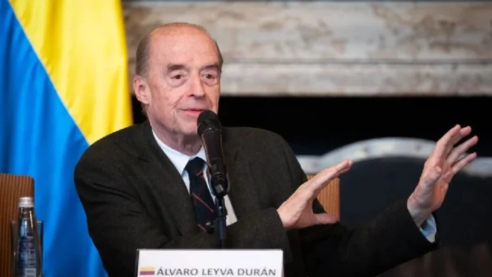 Procuraduría extiende suspensión del canciller Álvaro Leyva por tres meses más