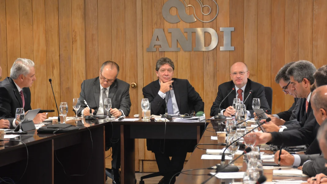 La Asociación Nacional de Empresarios de Colombia (ANDI) y sus Cámaras de la Salud exigen al Gobierno Nacional intervenir de inmediato para resolver la crisis del sistema de salud en Colombia, agravada por la desfinanciación y la salida de EPS Sura.