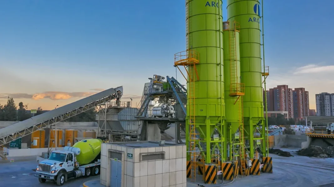 Cementos Argos, parte del Grupo Argos, reportó resultados financieros positivos en el primer trimestre de 2024, con un EBITDA ajustado de 291.000 millones de pesos, un 2% superior al año anterior, destacando su efectiva estrategia de mercado.