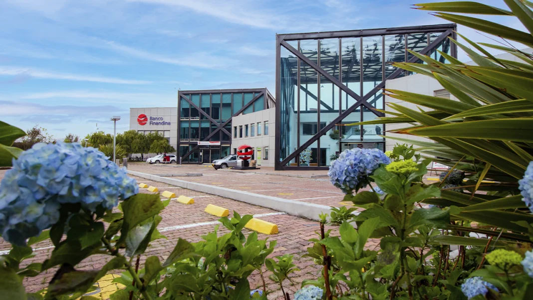 Banco Finandina BIC recibe por cuarta vez la Certificación de Carbono Neutro, reafirmando su compromiso ambiental y liderazgo sostenible.
