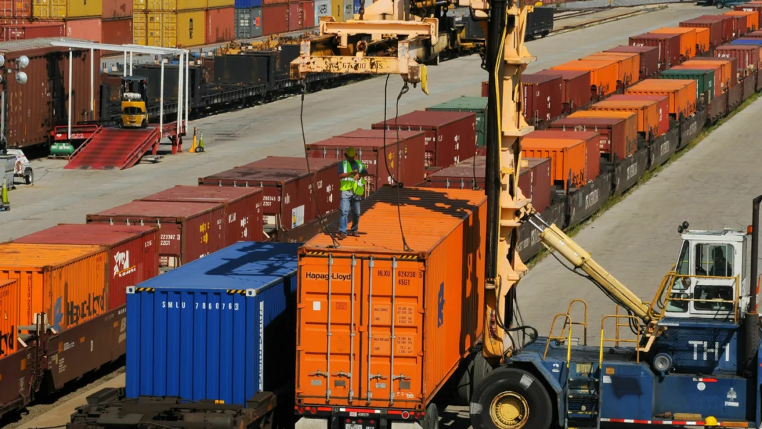 De acuerdo con el DANE, las importaciones en Colombia cayeron 18,8% durante el mes de marzo de 2024, una cifra que pone un nuevo reto para la economía del país.