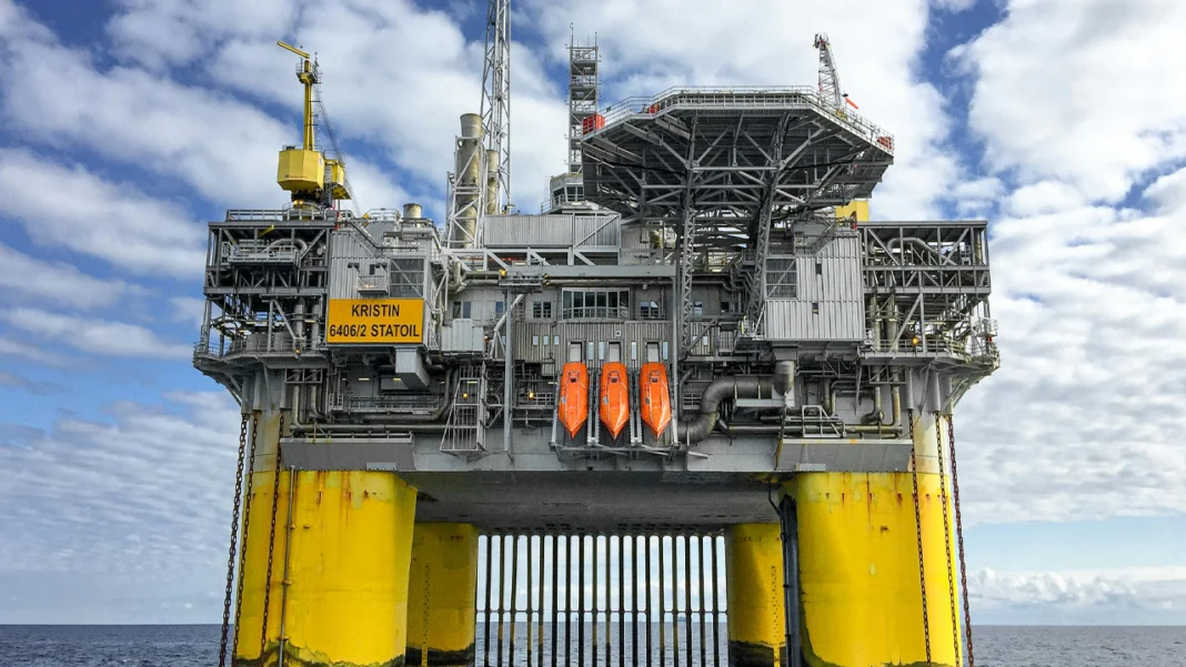 La industria petrolera en Colombia, pilar de la economía nacional, contribuye entre el 2% y el 3% del PIB y genera miles de empleos. Sin embargo, enfrenta desafíos significativos que requieren estrategias de seguridad avanzadas para garantizar su continuidad y sostenibilidad.