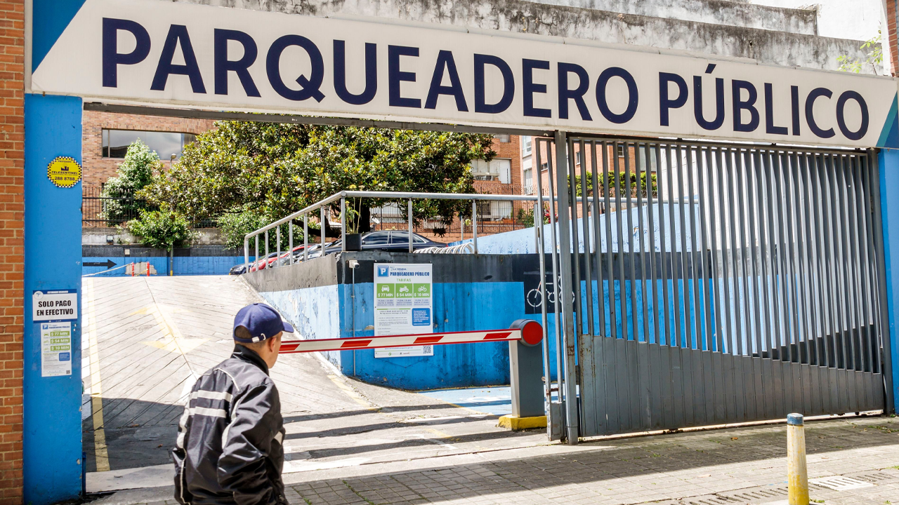 Una persona en Bogotá pasaría a pagar hasta 200 pesos por minuto con el impuesto del 17% contemplado imponer al precio del parqueadero en la ciudad.