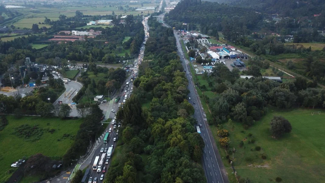 El Proyecto de Quinta Generación Accesos Norte Fase II, respaldado por la ANI, asegura $700 mil millones para obras de ampliación, promoviendo conectividad vial en Bogotá y regiones circundantes.