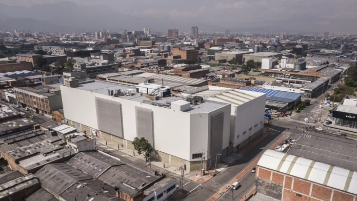 Laboratorios Sanfer Colombia inaugura su nuevo Centro de Producción Farmacéutico (CPF) en Bogotá, con una inversión de 35 millones de dólares. Este proyecto triplicará la producción de medicamentos, mejorando su disponibilidad y calidad.
