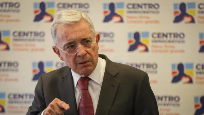 Álvaro Uribe cuestiona a las Fuerzas Armadas: 