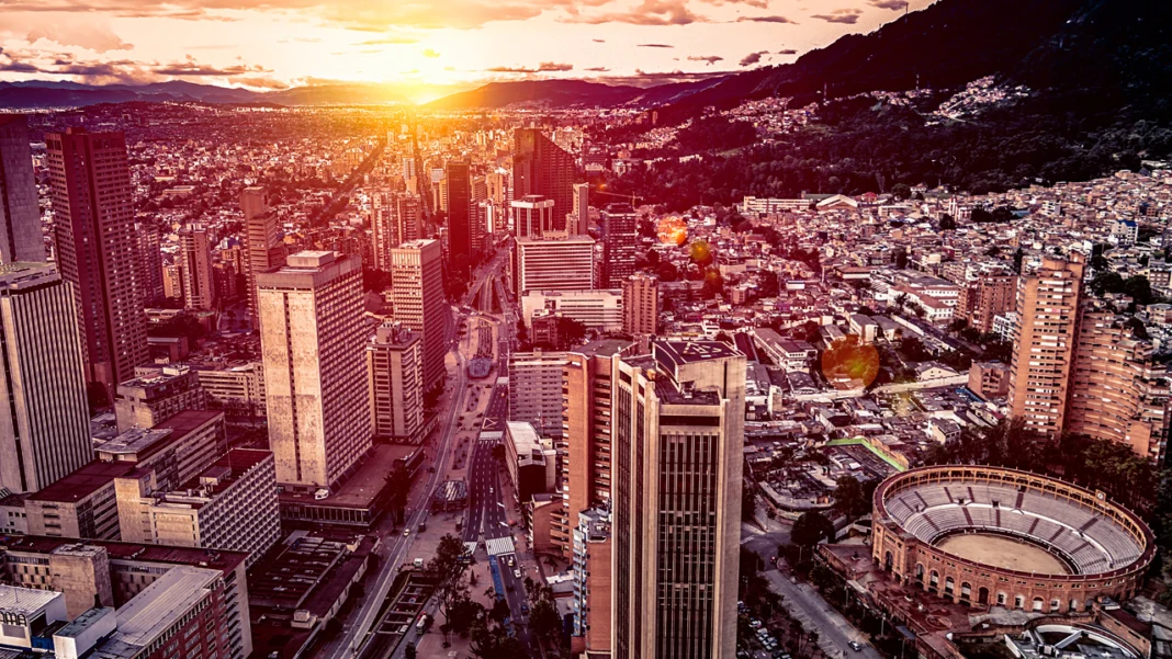 Bogotá se destaca como una de las mejores ciudades para estudiar en América Latina, ocupando el puesto 110 a nivel mundial y la quinta en la región, según el ranking QS 2025.