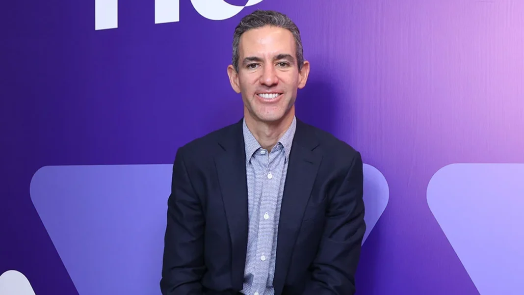 En un movimiento estratégico, Nubank ha adquirido Hyperplane, una empresa de inteligencia de datos, para impulsar la inteligencia artificial y ofrecer servicios financieros personalizados a sus usuarios.