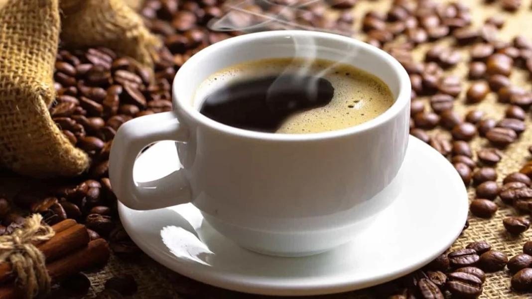 El consumo interno de café en Colombia se estanca en 2,2 millones de sacos anuales. La FNC implementa estrategias para revitalizar el mercado local y reducir la dependencia de importaciones.