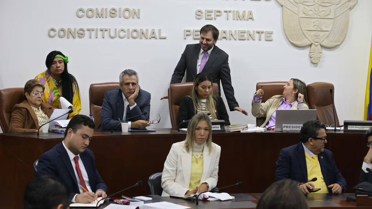 En un giro inesperado, la Comisión Séptima de la Cámara de Representantes eliminó hoy el núcleo de derechos colectivos del proyecto de reforma laboral en Colombia, afectando regulación de sindicatos y derecho a huelga.