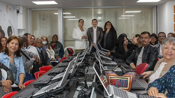 El Centro de Experiencia TIC en Bogotá impulsa la alfabetización digital, clave para la inclusión en la era tecnológica.