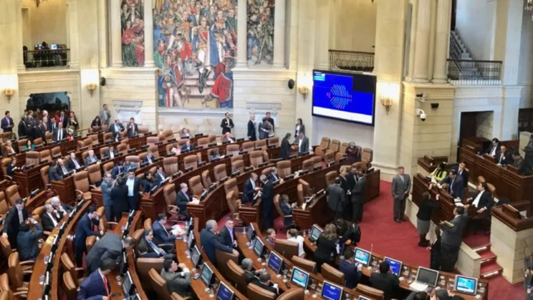 El Congreso de la República se reúne hoy para votar sobre la ampliación del cupo de endeudamiento, crucial para evitar un posible default en septiembre, según el director de Crédito Público, Roberto Acosta.