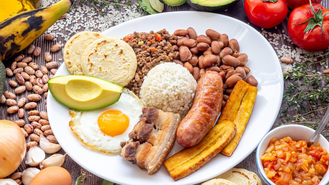 En un esfuerzo conjunto, 30 restaurantes de Antioquia lanzan ‘Envigado al Plato’, una iniciativa que destaca la gastronomía colombiana con descuentos del 30% en la calle de ‘La Buena Mesa’ del 17 de junio al 7 de julio.