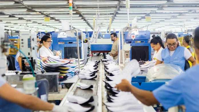 En un informe reciente, Abicalçados revela que las exportaciones de calzado brasileño a Colombia muestran un crecimiento sostenido, destacando la resiliencia y adaptación de la industria del calzado en Brasil.