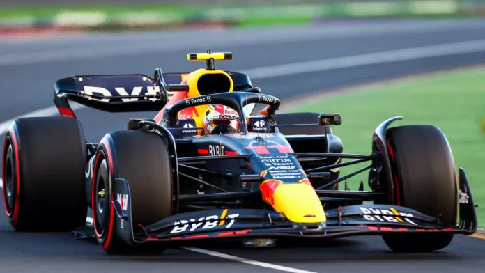 Max Verstappen y Lewis Hamilton encabezan la lista de salarios de los pilotos de Fórmula 1 en 2024, con 55 y 45 millones de dólares respectivamente, reflejando su valor y el impacto del deporte a nivel mundial.
