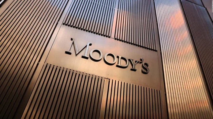 La agencia de calificación crediticia Moody’s ha reafirmado la calificación crediticia de Colombia en Baa2, manteniendo el grado de inversión pero cambiando la perspectiva de estable a negativa debido a retos macroeconómicos.