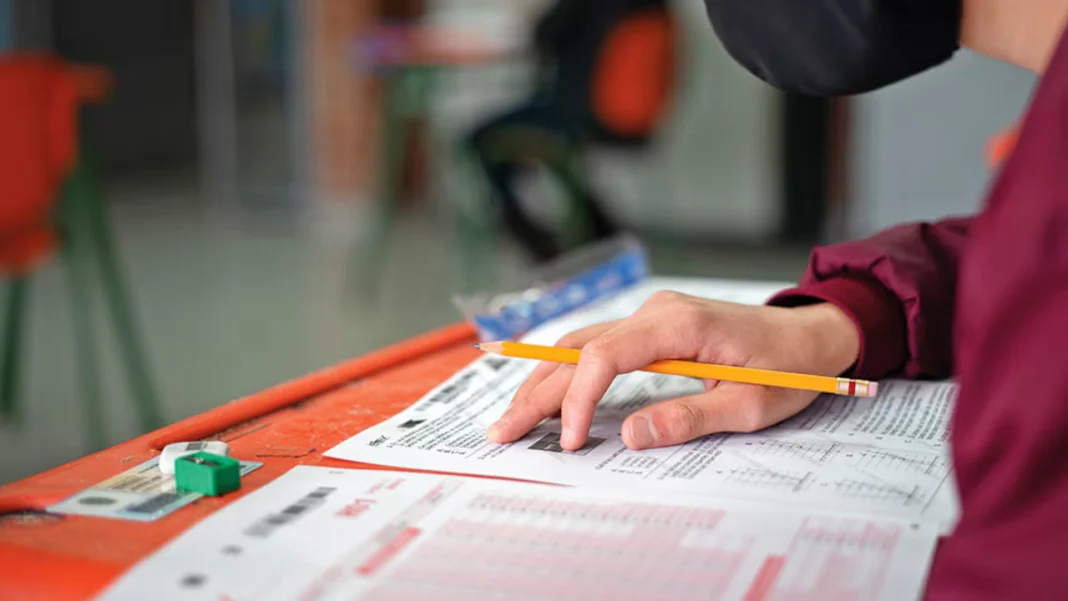 En un reciente informe de la OCDE, Colombia mostró el peor desempeño en pensamiento creativo entre sus países miembros según las Pruebas PISA 2022, destacando la necesidad de mejoras educativas en el país.