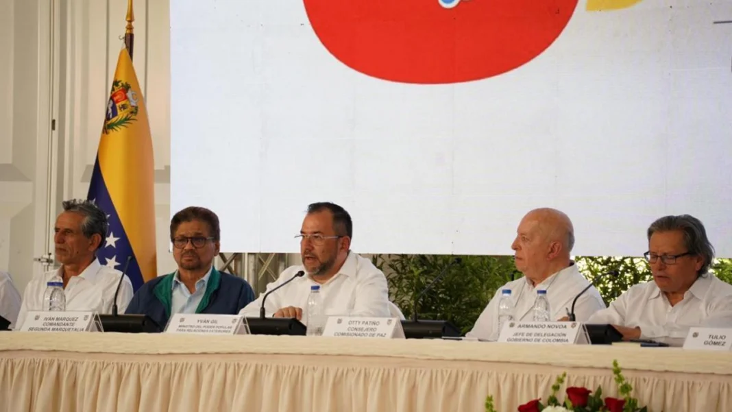 Nos volvemos a sentar como Estado colombiano con esta caterva de criminales para volver a decirles que esta vez sí, por favor, hagan caso, no sean desobedientes, no sean tan cabezudos y firmemos un acuerdo de paz. En el caso de Iván Márquez, es el tercer acuerdo que firma.