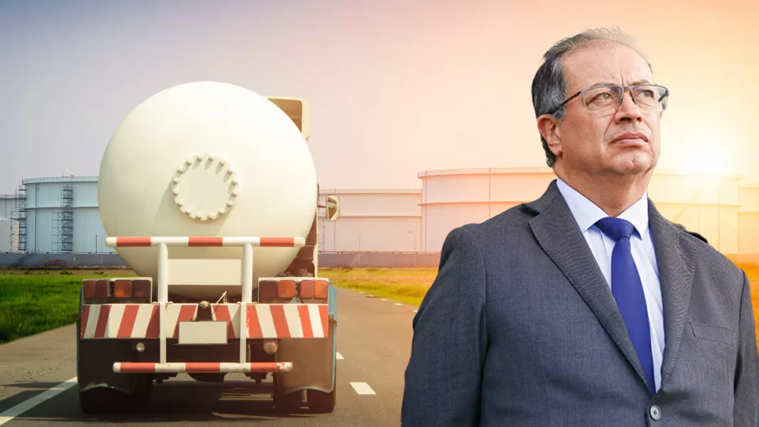 El gobierno de Gustavo Petro decidió elevar el precio del diésel para empresas del sector minero energético, dejando a un lado la gran porción de la economía que sigue aumentando el déficit del Fondo de Estabilización del Precio de los Combustibles (FEP).
