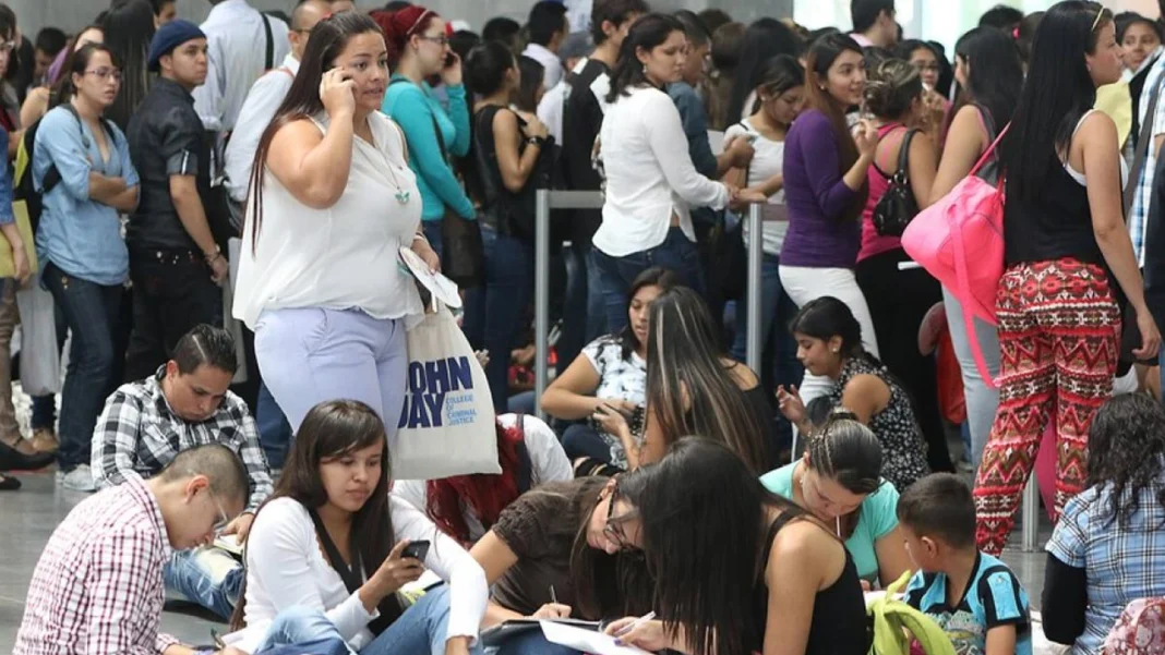 El desempleo en Colombia tuvo una leve caída durante el mes de mayo de 2024, registrando su cifra en 10,3% donde disminuyó 0,2% con respecto al mismo periodo del año anterior.