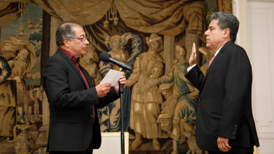Gustavo Petro formaliza la posesión de Carlos Hernán Rodríguez como nuevo Contralor General de Colombia
