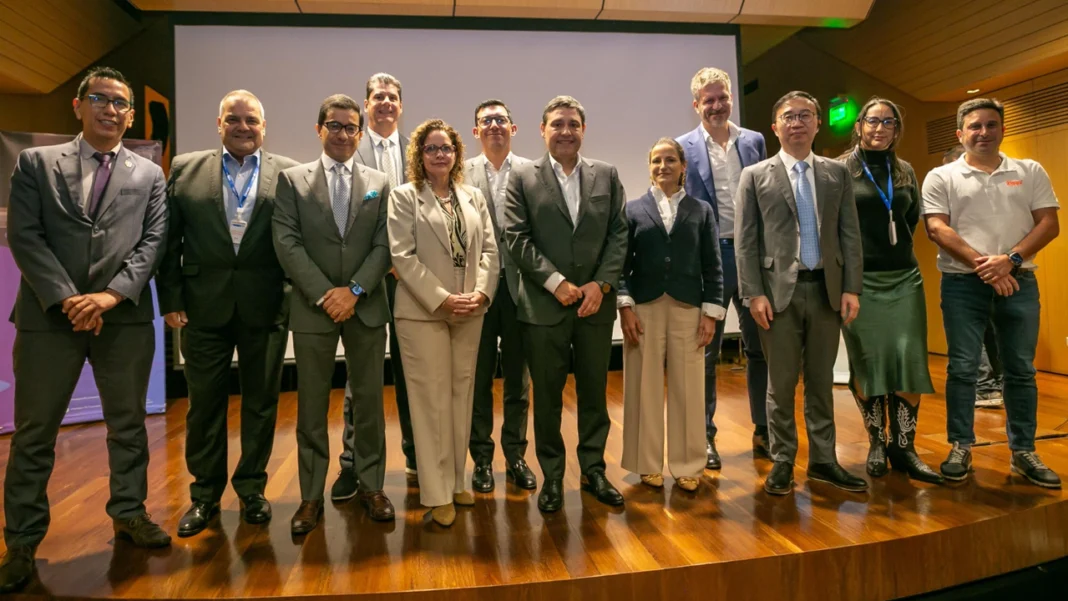 El Pacto AvanzaTEC, firmado por 13 gigantes tecnológicos y el Ministerio TIC, ofrece formación gratuita en TI para 300,000 colombianos, fortaleciendo la industria tecnológica en Colombia.