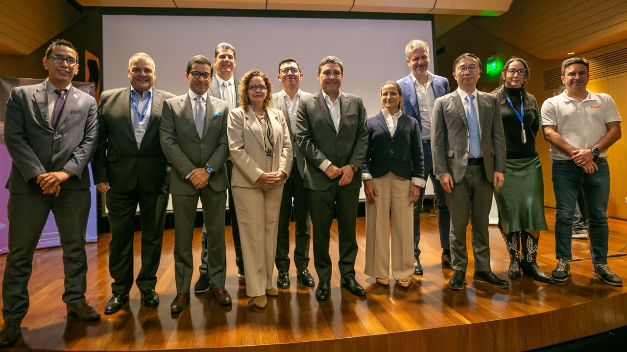 El Pacto AvanzaTEC, firmado por 13 gigantes tecnológicos y el Ministerio TIC, ofrece formación gratuita en TI para 300,000 colombianos, fortaleciendo la industria tecnológica en Colombia.