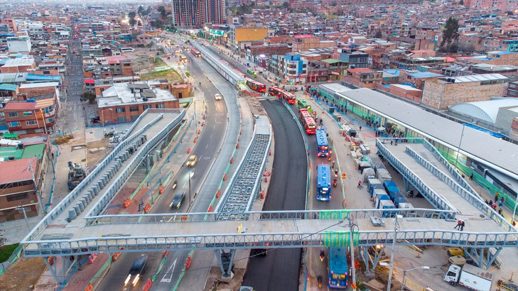 El proyecto de la extensión de la Caracas Sur avanza con un 83.63 % de ejecución, transformando la movilidad en Usme, Tunjuelito y Rafael Uribe Uribe con nuevas vías, ciclorrutas y estaciones de TransMilenio.