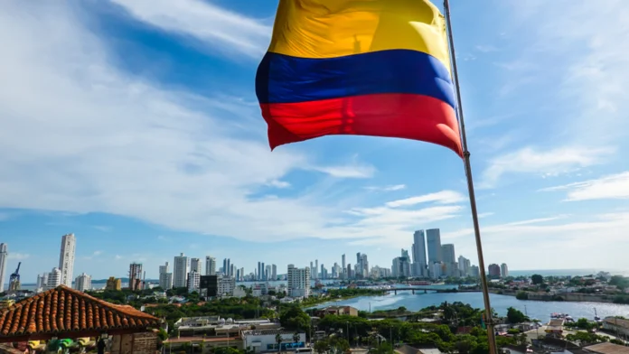 El 70% de los colombianos en el exterior invierte en inmuebles en Colombia por rentas y valorización, liderados por Estados Unidos, según ciencuadras.com, impulsando así el mercado inmobiliario nacional.