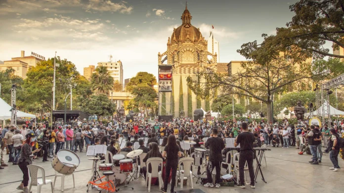 Colombia se prepara para un mes de julio repleto de actividades culturales en 2024, destacando eventos como festivales, conciertos y teatro en diversas ciudades, celebrando su riqueza artística y diversidad cultural.