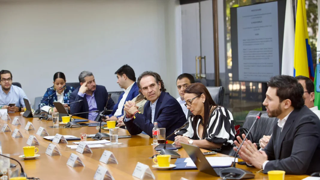 El alcalde de Medellín, Federico Gutiérrez Zuluaga, presentó al Concejo un proyecto para la enajenación de acciones de EPM en UNE-Tigo, asegurando que EPM seguirá siendo 100% pública y los recursos fortalecerán la compañía.