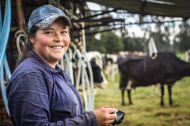 Alquería ha destacado su compromiso con la sostenibilidad en el sector ganadero, apoyando a más de 10 mil productores de leche en Colombia.