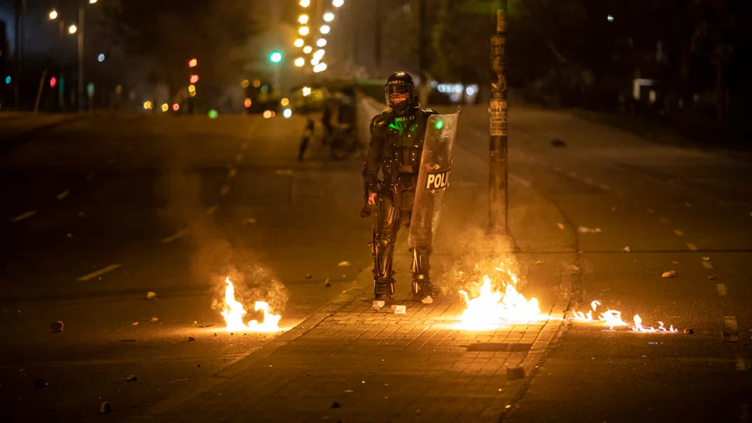 Los policías fueron atacados brutalmente y uno de ellos se defendió como debía hacerlo. El protocolo inicial de diálogo, encabezado por el alcalde Carlos Fernando Galán, no funcionó porque estos criminales decidieron atacar violentamente a toda persona que intentara dialogar con ellos.