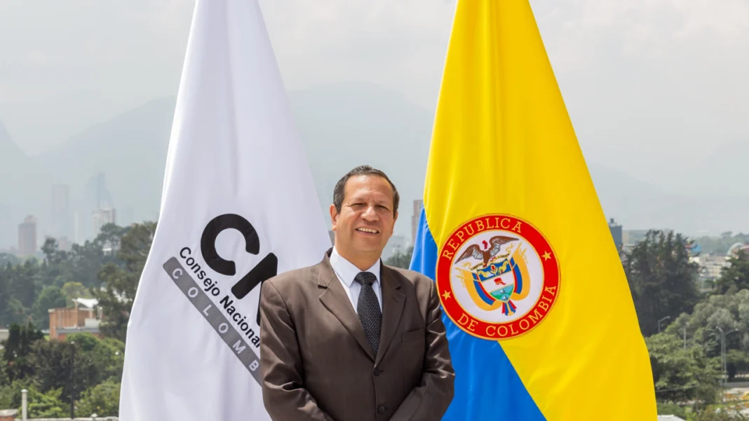 La Procuraduría General de la Nación ratificó la destitución de Luis Guillermo Pérez Casas, Superintendente de Subsidio Familiar, por 12 años, tras detectar graves irregularidades en sus funciones, incluyendo la manipulación de listas de elegibles y solicitudes indebidas de dinero a cajas de compensación.