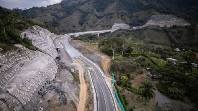 Covipacífico sigue adelante con las obras del proyecto Pacífico 1, a pesar de las solicitudes de la Gobernación de Antioquia para detener los trabajos y proporcionar información detallada sobre las intervenciones en curso.