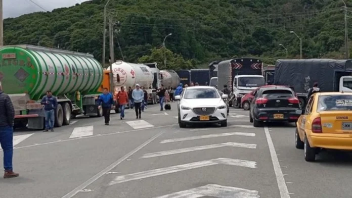 Los bloqueos en Nariño, liderados por transportadores, están causando graves impactos económicos y sociales en la región. Pasto, su capital, enfrenta restricciones de combustible y alerta sanitaria por falta de insumos médicos.