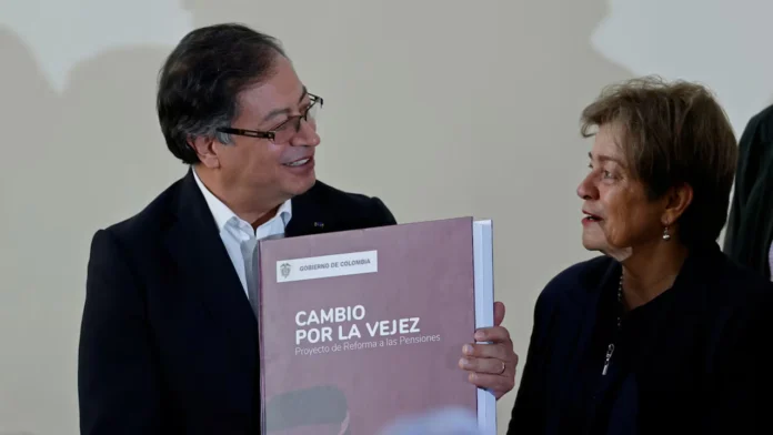 La reciente reforma pensional en Colombia enfrenta desafíos legales, ya que la oposición presentó una demanda ante la Corte Constitucional, argumentando que la ley contraviene varios artículos de la Constitución.