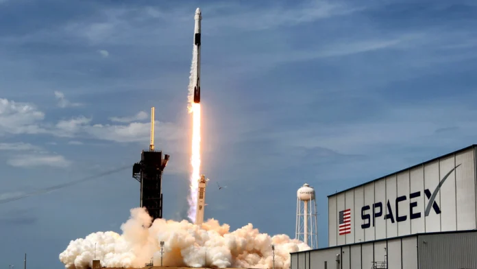 La NASA ha seleccionado a SpaceX para derribar la Estación Espacial Internacional al final de su vida útil, un contrato de US$843 millones que marca el inicio de una nueva era en la gestión de infraestructuras espaciales.