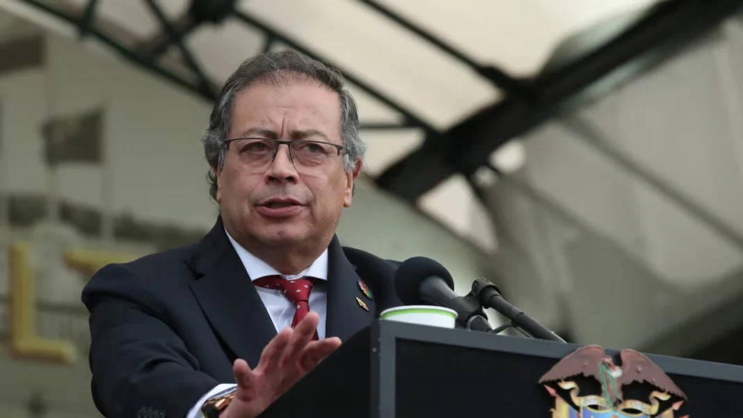 Petro insiste en reducción de tasas para impulsar sector vivienda en Colombia