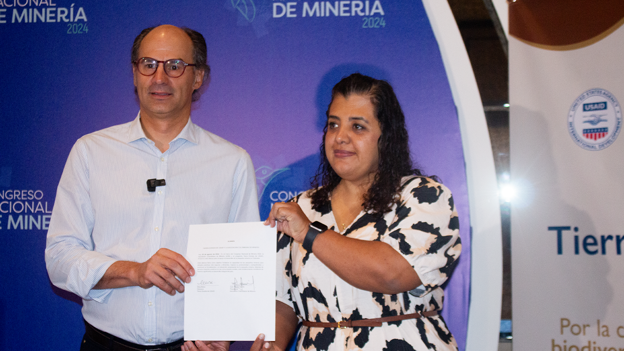 La pequeña minería en Colombia se fortalece con la alianza entre la ACM y el programa Tierra Dorada de USAID, promoviendo un desarrollo más seguro, eficiente y sostenible en este crucial sector.