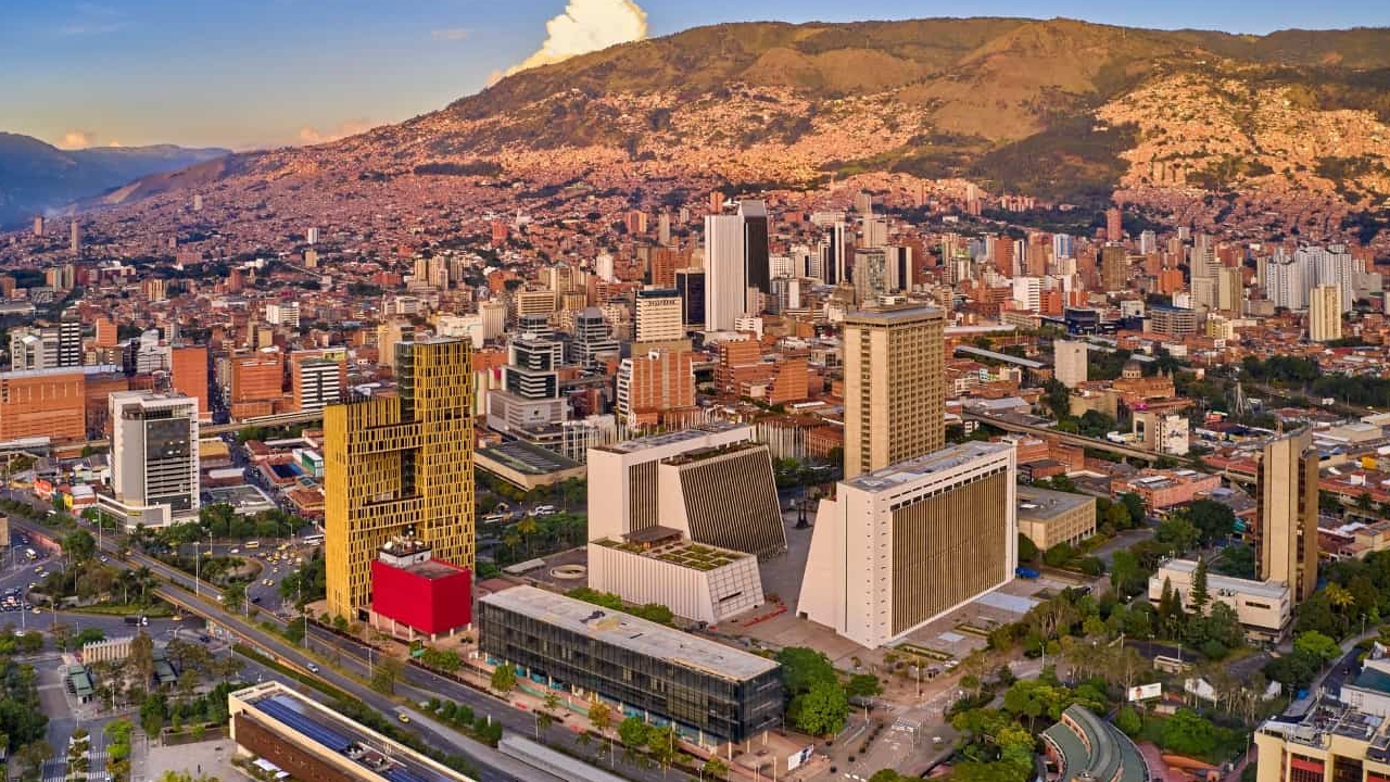 Los mejores hoteles en Medellín ofrecen una experiencia única para todo tipo de viajeros, desde opciones de lujo hasta hoteles boutique. Descubre dónde hospedarte en la vibrante ciudad de la eterna primavera.