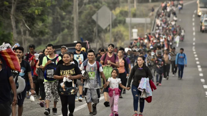 En 2023, la migración internacional reflejó grandes movimientos poblacionales, con países como Colombia viendo un aumento en la emigración de sus ciudadanos hacia destinos con mejores oportunidades laborales.