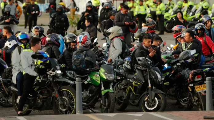 Durante años, la violación del código de tránsito se normalizó en Cali. Ahora, con el nuevo alcalde Alejandro Eder, los motociclistas reaccionan ante la imposición de la ley.