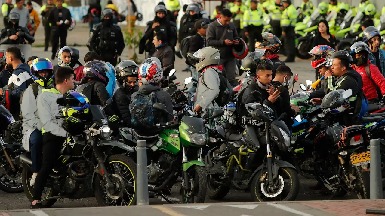 Durante años, la violación del código de tránsito se normalizó en Cali. Ahora, con el nuevo alcalde Alejandro Eder, los motociclistas reaccionan ante la imposición de la ley.