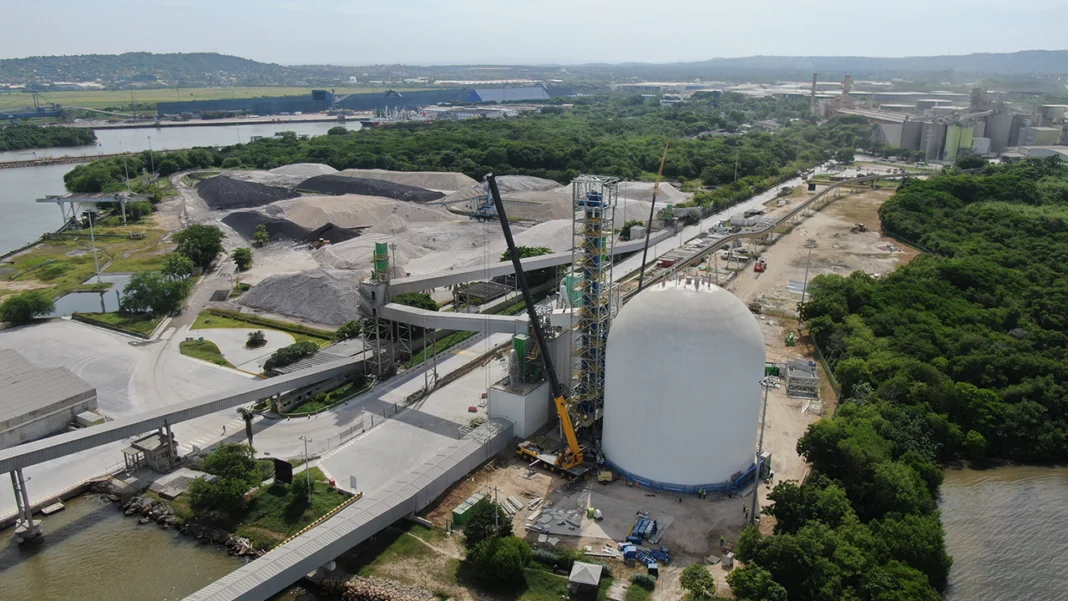 Cementos Argos ha lanzado un innovador proyecto de construcción sostenible en Colombia, liderando la adopción de cementos de baja emisión de carbono y tecnologías verdes en la industria.