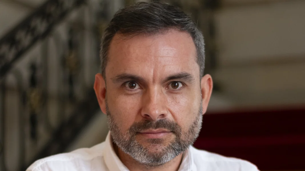 Guillermo Gómez Romero asumió como nuevo secretario de Comunicaciones de la Presidencia, con la misión de fortalecer la relación entre el Gobierno del Cambio y la ciudadanía, respaldado por su amplia experiencia en medios.