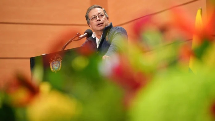 El presidente Gustavo Petro buscará impulsar una nueva ley de financiamiento en Colombia que eliminaría impuestos al turismo y a las energías limpias, sectores clave para la reactivación económica del país.